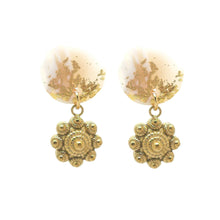 Afbeelding in Gallery-weergave laden, RVS Zeeuwse knop oorstekers - Polymeer goud | MYKK Jewelry