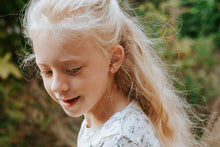 Afbeelding in Gallery-weergave laden, Zilveren kinderoorbellen - Vlindertje multicolor MYKK Jewelry