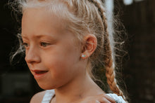 Afbeelding in Gallery-weergave laden, Zilveren kinderoorbellen - Vlindertje multicolor MYKK Jewelry