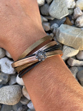 Afbeelding in Gallery-weergave laden, MYKK Jewelry | Sieraden RVS Zeeuwse knop armband dubbel- Rose goud en zwart leer