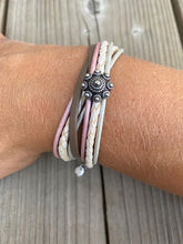 Afbeelding in Gallery-weergave laden, MYKK Jewelry | Sieraden RVS Zeeuwse knop armband dubbel - Pastel zacht roze leer