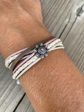 Afbeelding in Gallery-weergave laden, MYKK Jewelry | Sieraden RVS Zeeuwse knop armband dubbel - Pastel zacht roze leer