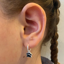 Afbeelding in Gallery-weergave laden, Zilveren kinderoorbellen - Dierenpootje creolen zwart MYKK Jewelry