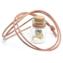 Afbeelding in Gallery-weergave laden, MYKK Jewelry | Sieraden Zeeuwse knop ketting - Flessenpost leer