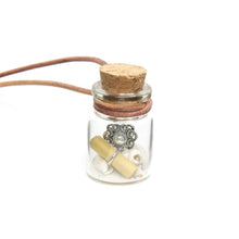 Afbeelding in Gallery-weergave laden, MYKK Jewelry | Sieraden Zeeuwse knop ketting - Flessenpost leer