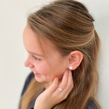 Afbeelding in Gallery-weergave laden, Zeeuwse sieraden Zilveren kinderoorbellen - Zeeuwse knop | MYKK Jewelry