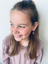 Afbeelding in Gallery-weergave laden, Oorbellen RVS - Hart lila zilver - MYKK Jewelry