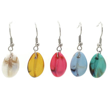 Afbeelding in Gallery-weergave laden, MYKK Jewelry | RVS oorbellen - Kauri lichtblauw schelp
