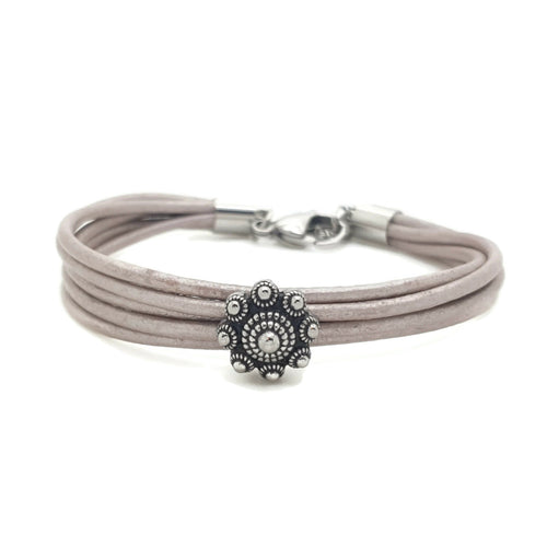 MYKK Jewelry | RVS Zeeuwse knop armband - Taupe metallic leer