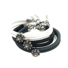 Afbeelding in Gallery-weergave laden, Zeeuwse knop armband - Stitched leer wit zwart en antraciet | MYKK Jewelry
